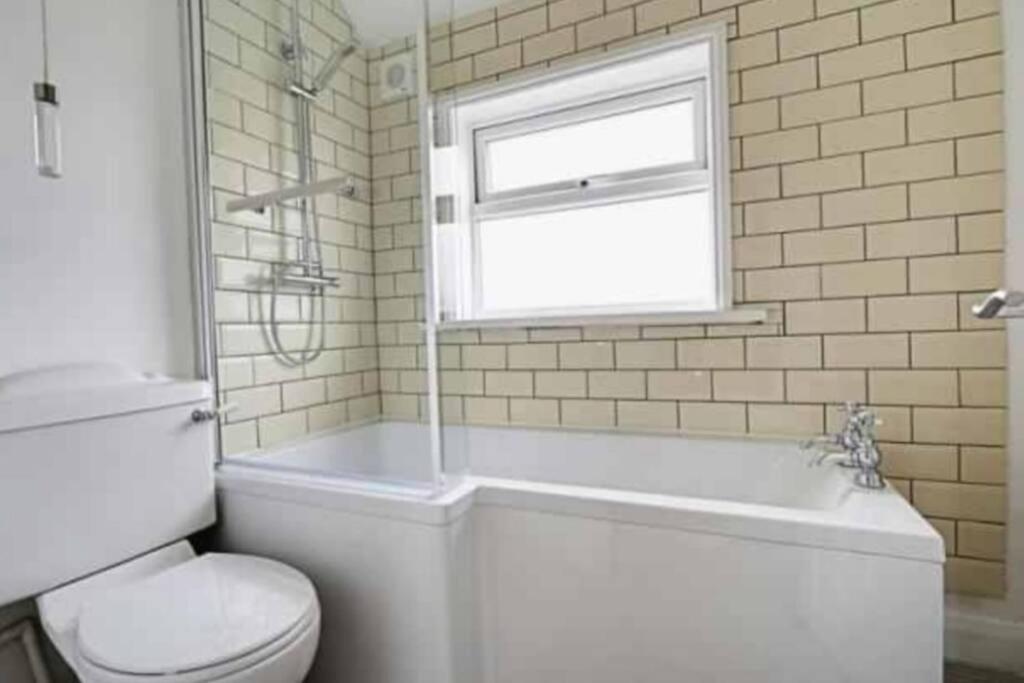 Two Bedroom Terrace House With Parking Kingston upon Hull Buitenkant foto